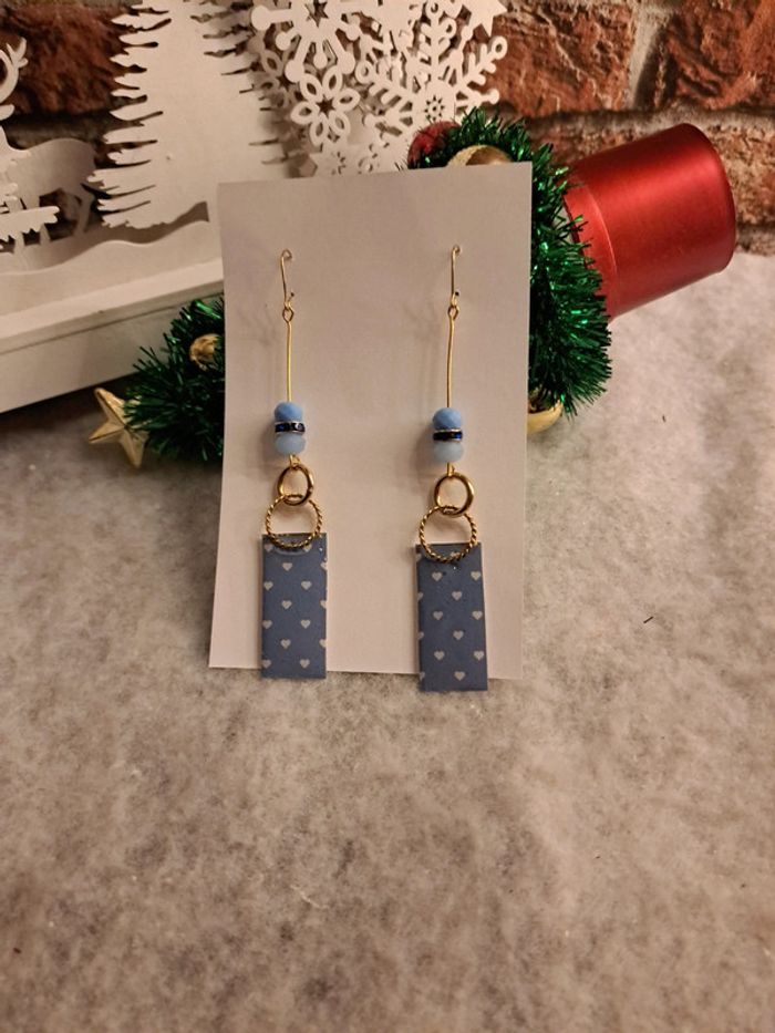 Boucles d'oreilles pendante en résine bleu et doré - photo numéro 7