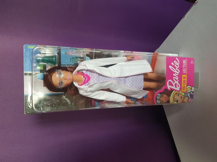 poupée Barbie métier scientifique neuve