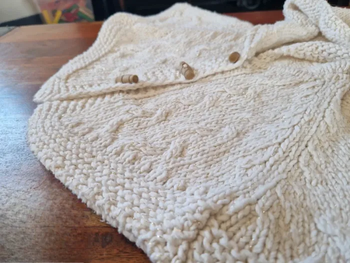 Poncho style tricot avec fil lurex doré avec capuche - photo numéro 2