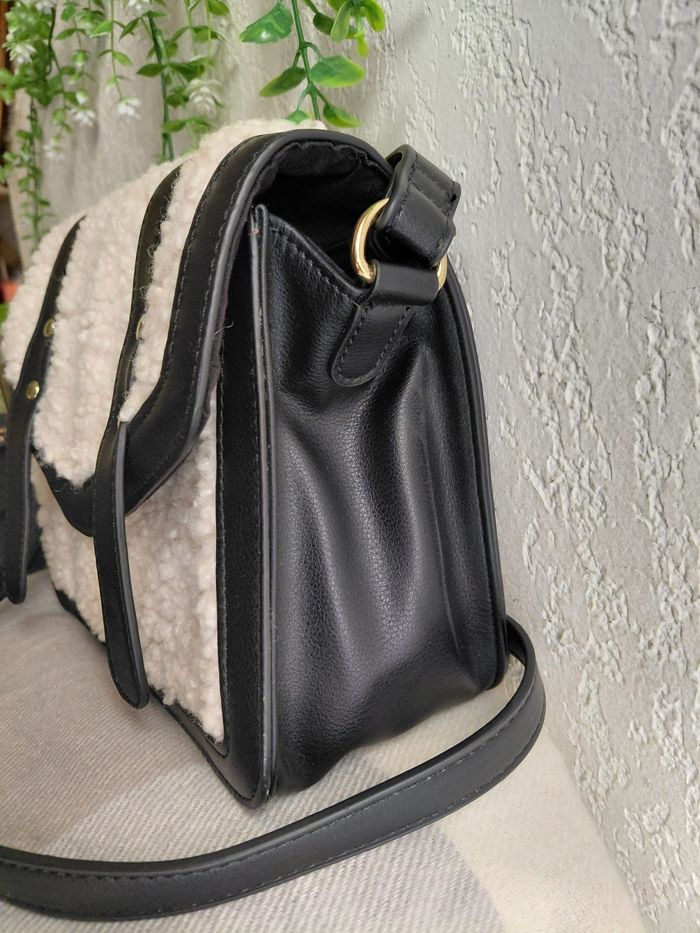 Sac bandoulière noir avec moumoute - photo numéro 2