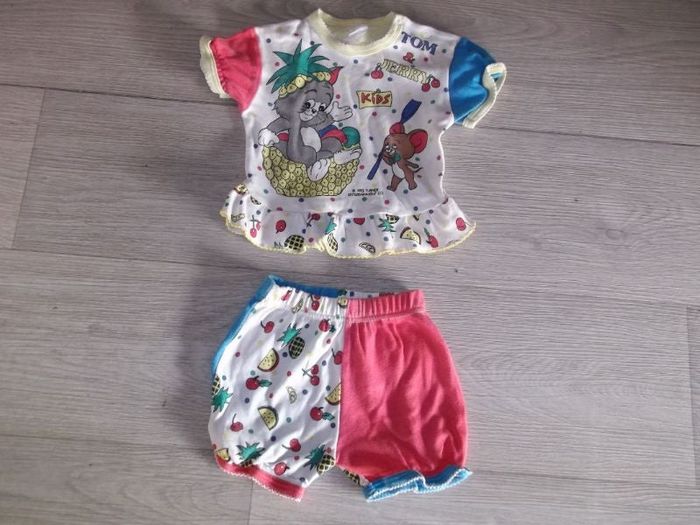 Ensemble tee shirt + short TOM ET JERRY multicolore taille 18 mois BE