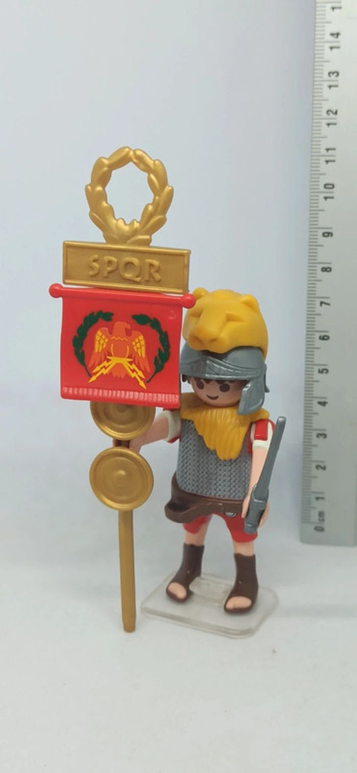 Homme légionnaire romain avec tête de lion et drapeau spqr playmobil
