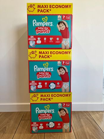 Lot de 3 packs de pants Pampers Baby-Dry taille 7, soit 186 pants au total. 