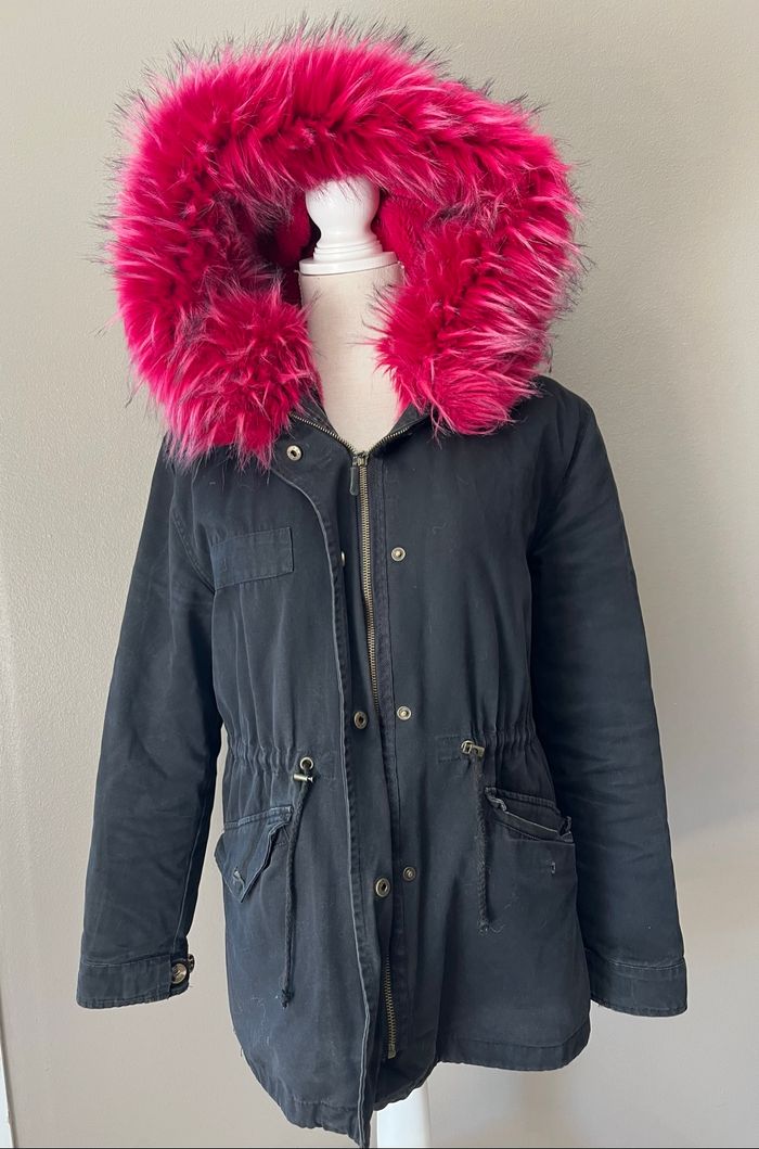 Manteau noir et rose