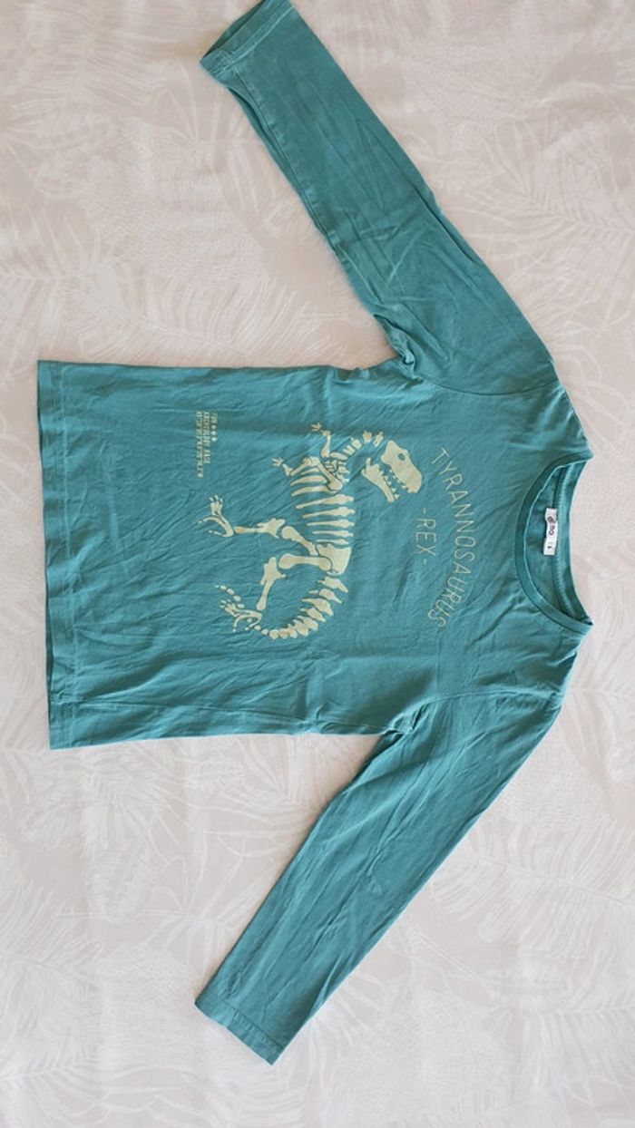 Tee-shirt à motif de dinosaure phosphorescent en taille 6 ans