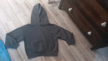 Pull court gris kiabi à capuche fille 8 ans