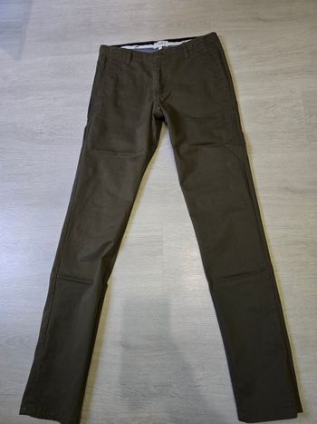 Pantalon slim kaki.