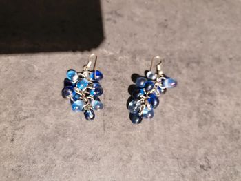 Boucles d'oreilles pendantes perles bleues
