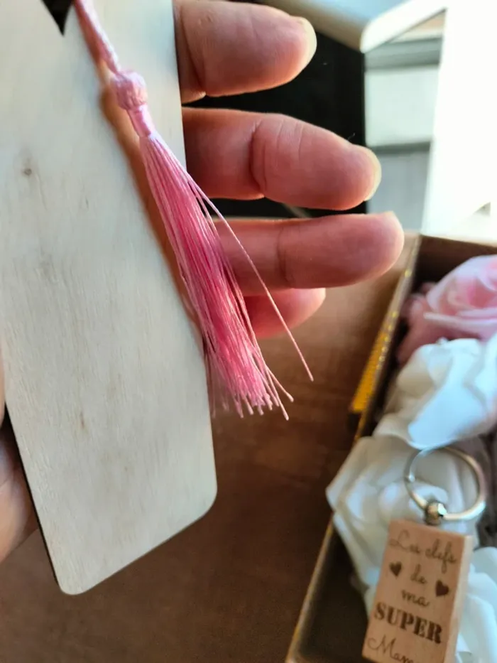 Coffret marque page+ porte clé en bois + guirlande de rose lumineuse pour cadeau maman neuf - photo numéro 7