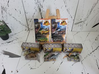 1561 - Lot jurassic world matchbox et dinosaures 