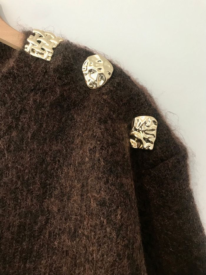 Pull élégant avec Bouton Bijou doré sur Épaule