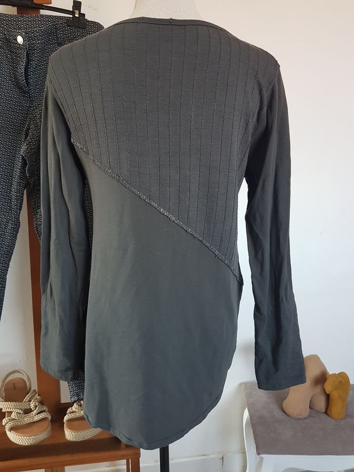 Pull fin gris, fils argentés, forme liquette, coton. Made in Italy. T42, aisselles 46cm, haut 61cm. - photo numéro 3