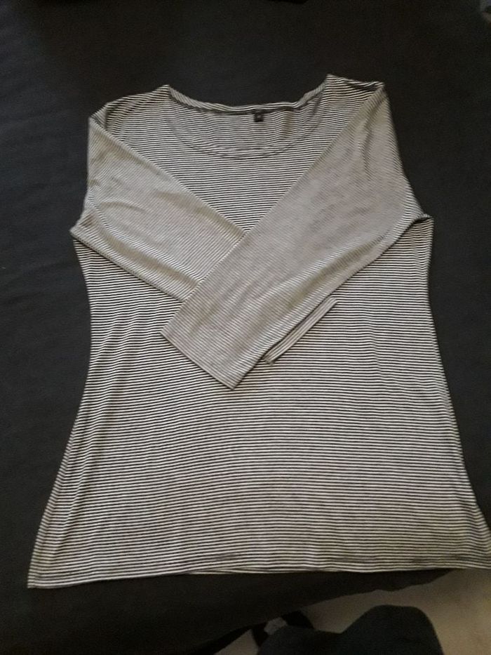 Haut à rayures gris