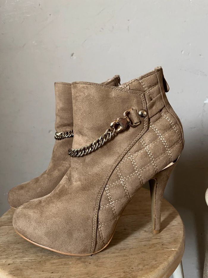 Bottines beige à talons aiguilles avec chaînes doré - photo numéro 10
