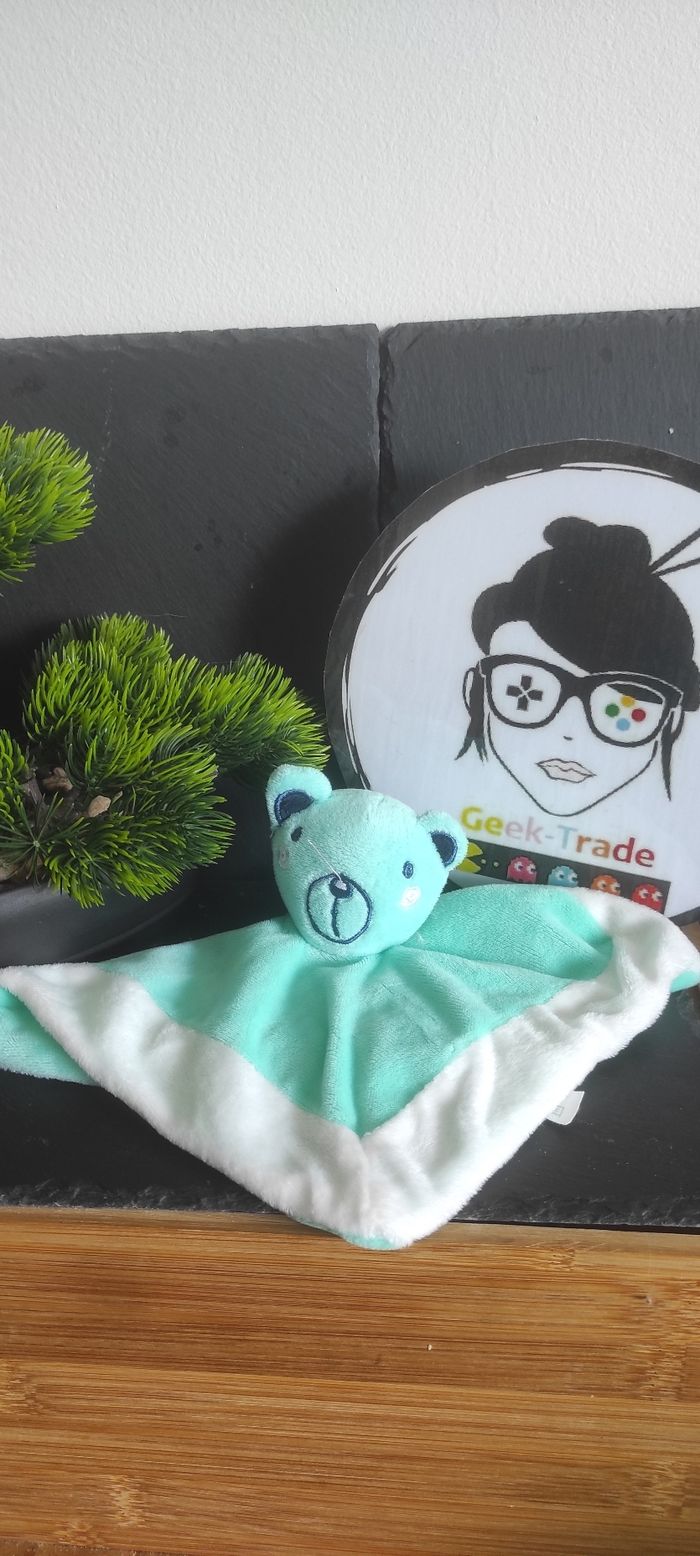 doudou plat ours bleu blanc vert turquoise trixie carré plat Rond Chat