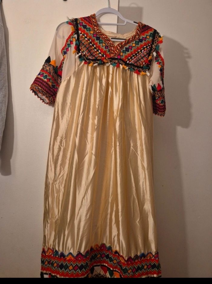 Robe kabyle avec aguousse porter 2 fois - photo numéro 2