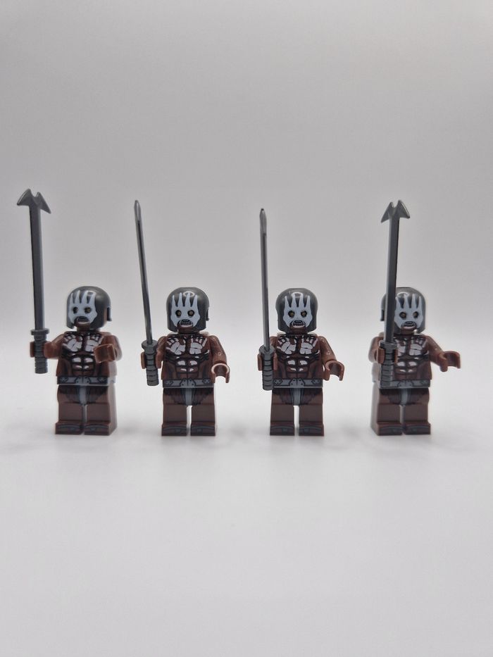 Figurines type lego 4 guerriers orcs seigneur des anneaux / hobbit