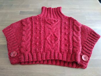Poncho rouge tricoté main