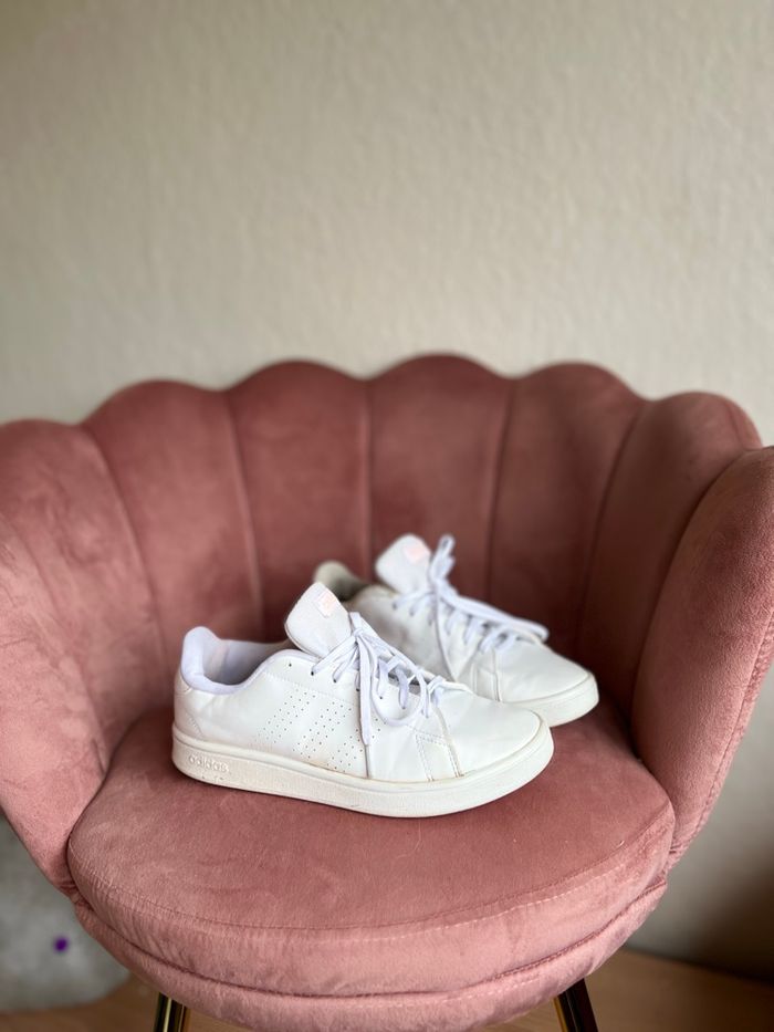 👉 Baskets Adidas blanches – Taille 41 – Classiques et confortables 🤍 - photo numéro 2