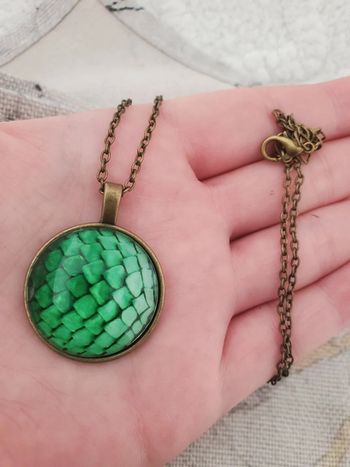 Collier effet écaille de sirene ou dragon vert