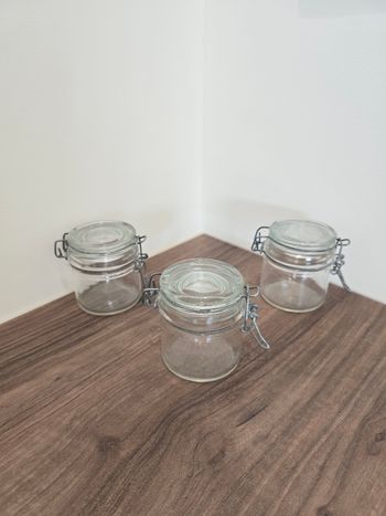 Lot de 3 petits bocaux en verre.