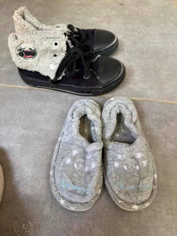 Lot chaussures noires + chaussons gris pointure 24 coloris mixte