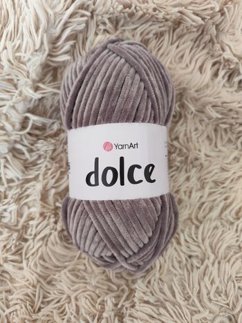 Une pelote YarnArt taupe
