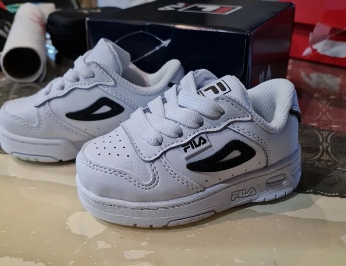 Basket fila neuve taille 20 - photo numéro 3