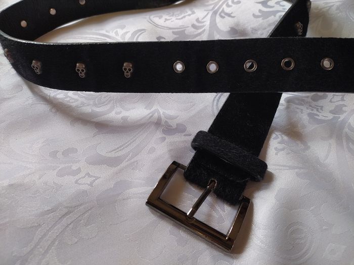 Ceinture large effet fausse fourrure à rivets crânes