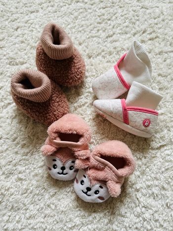 Lot de petits chaussons 6/12 mois