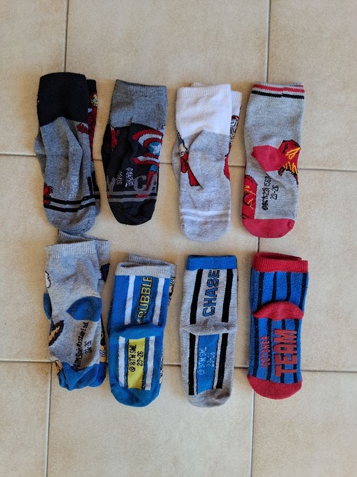Lot de 6 paires de chaussettes Marvel et chaussettes anti-dérapantes Isotoner T23/26, Parfait état - photo numéro 2
