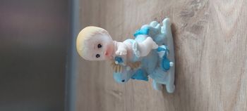 Bébé sur cheval a bascule