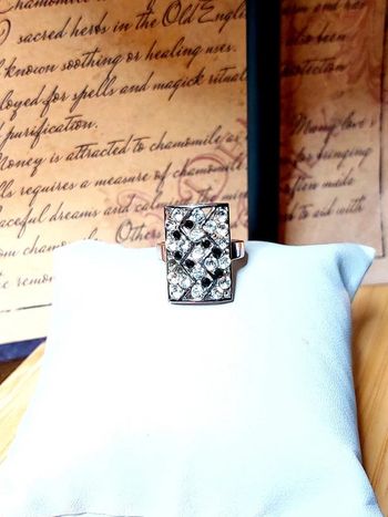 Magnifique bague rectangulaire ornée de strass