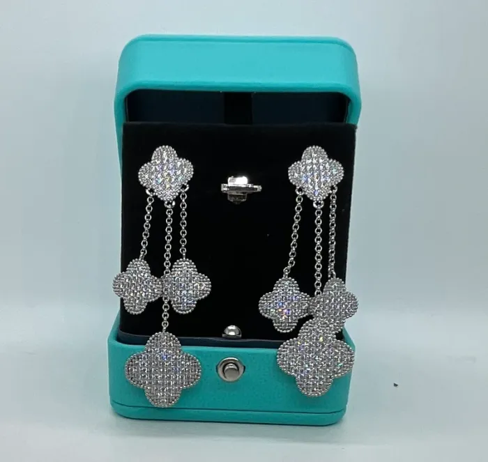 Boucles d’oreilles pendantes trèfles argentées - photo numéro 3