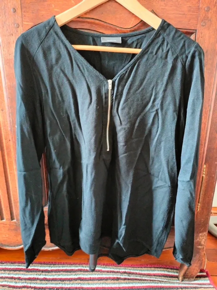 Bluse noire avec insert transparent arrière