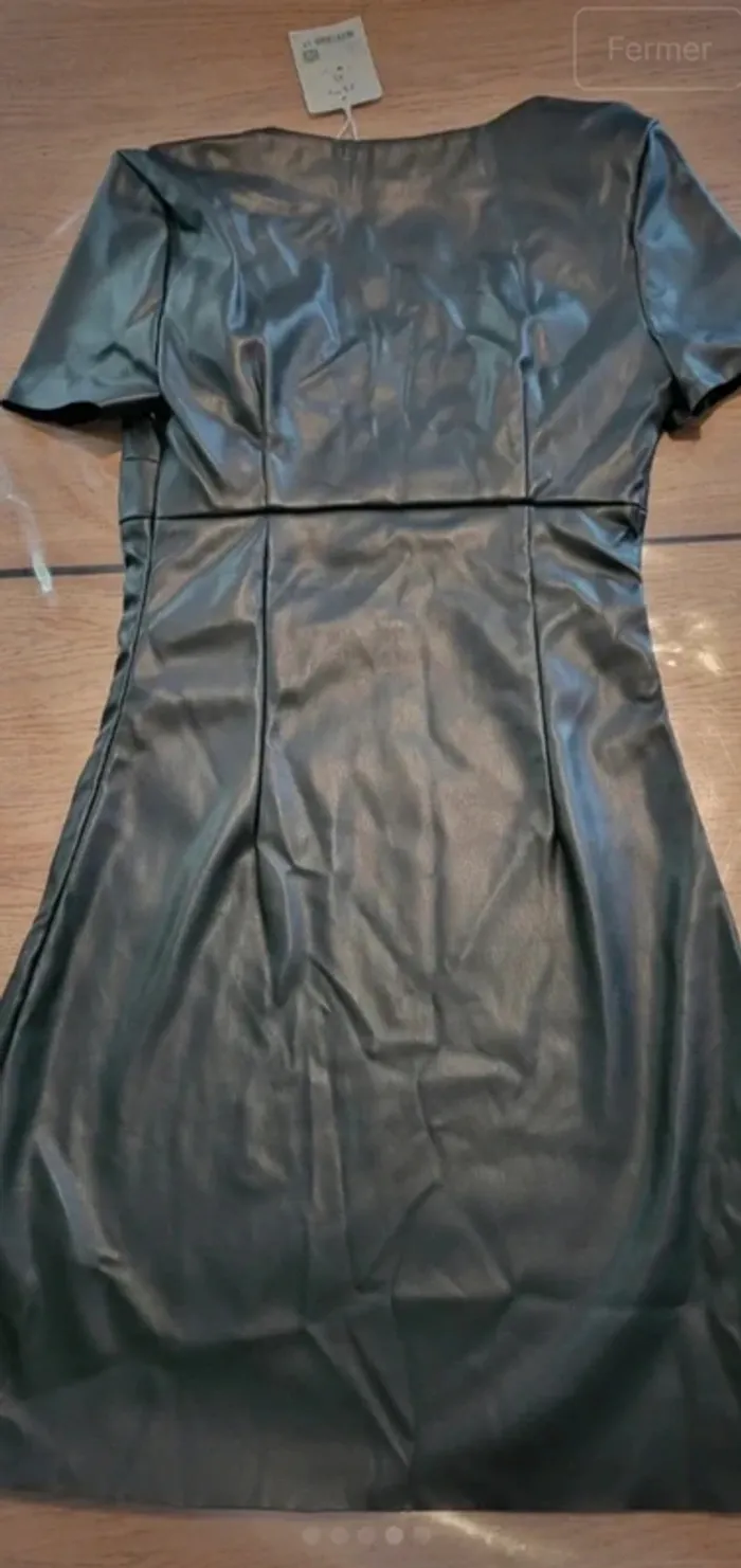 Robe neuve en simili XS - photo numéro 4