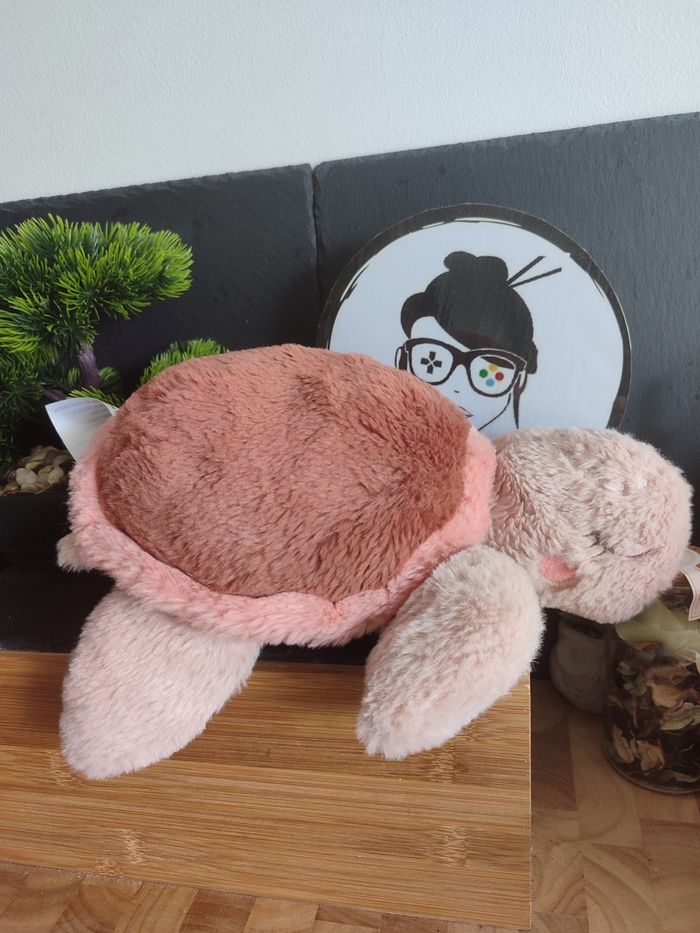 Peluche Tortue De Mer Zélie Amadeus doudou endormi rose les petits Rond PE245 - photo numéro 2