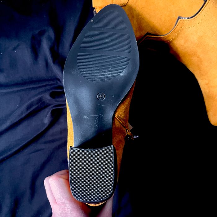 👞 Bottines moutardes à talons T. 40 **NEUVES** - photo numéro 3