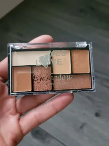 Lot de palettes maquillage Yes love 
