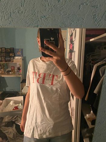 t shirt blanc à lettres rouges