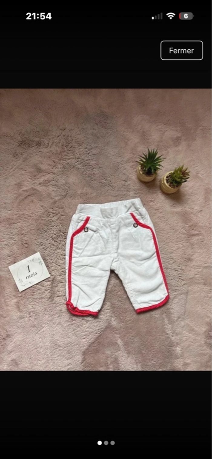 Pantalon bébé 1 mois 🤍 blanc avec détails rouges – chic & confortable - photo numéro 1