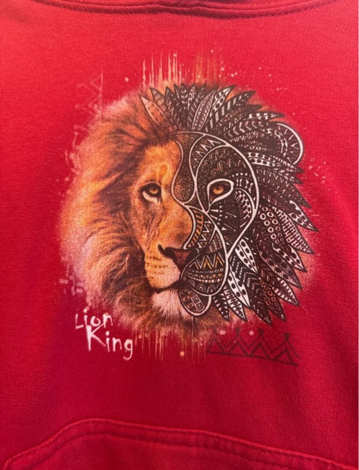 Pull à capuche rouge avec motif Lion King - photo numéro 5