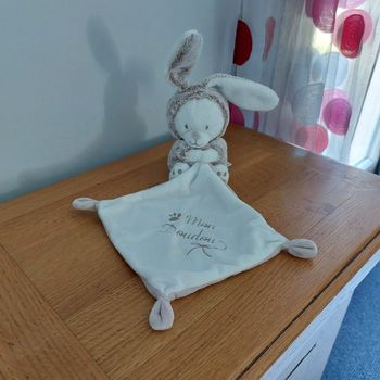 Doudou mouchoir ours déguisé en lapin