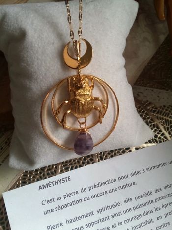 Collier scarabée et pierre d'améthyste naturelle