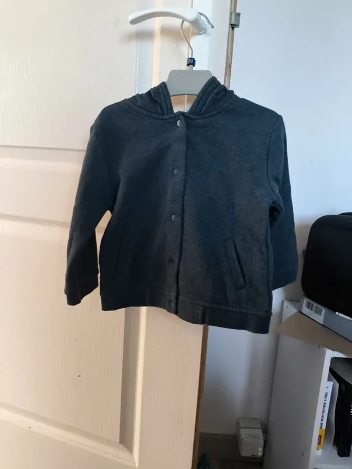Veste gris foncé/bleu à pression 24 mois