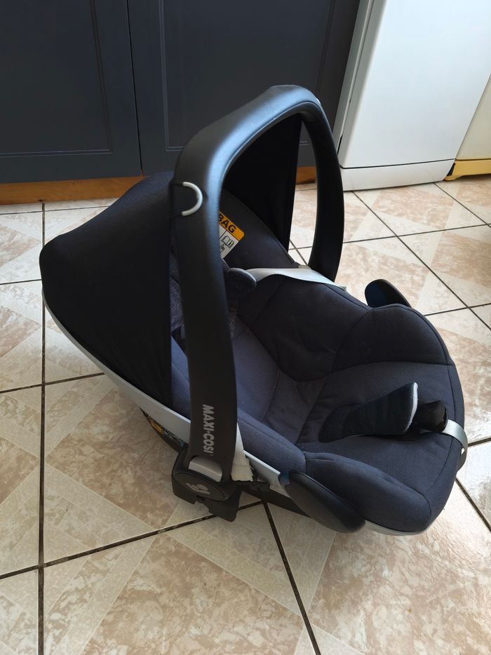 Cosy Pebble pro Maxi Cosi + housse anti pluie - très bon état