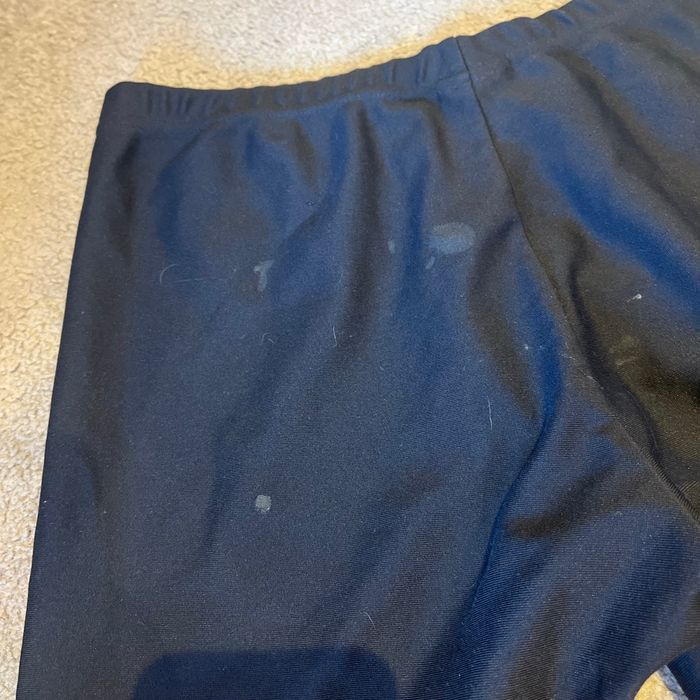 Short de sport avec des taches - photo numéro 3