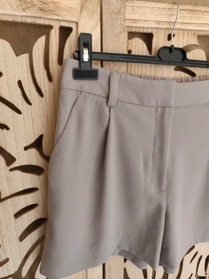 Short fluide gris clair Taille 40 H&M - photo numéro 4