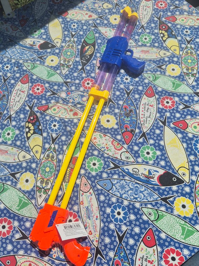 Pistolet a eau orange et bleu - photo numéro 3