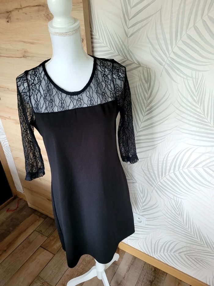 Très jolie robe taille 38 noir avec dentelle - photo numéro 2